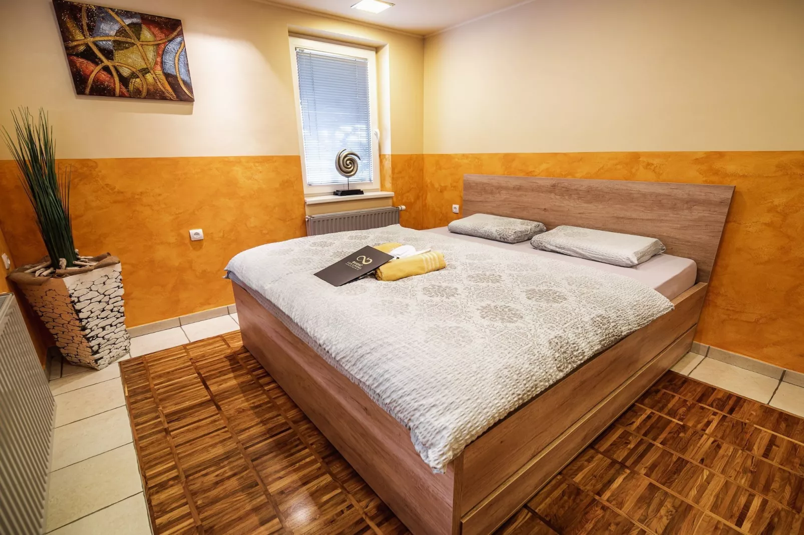 Elegant and Stylish Retreat Apartments with Terrace - Two Bedroom Apartment with Terrace-Slaapkamer