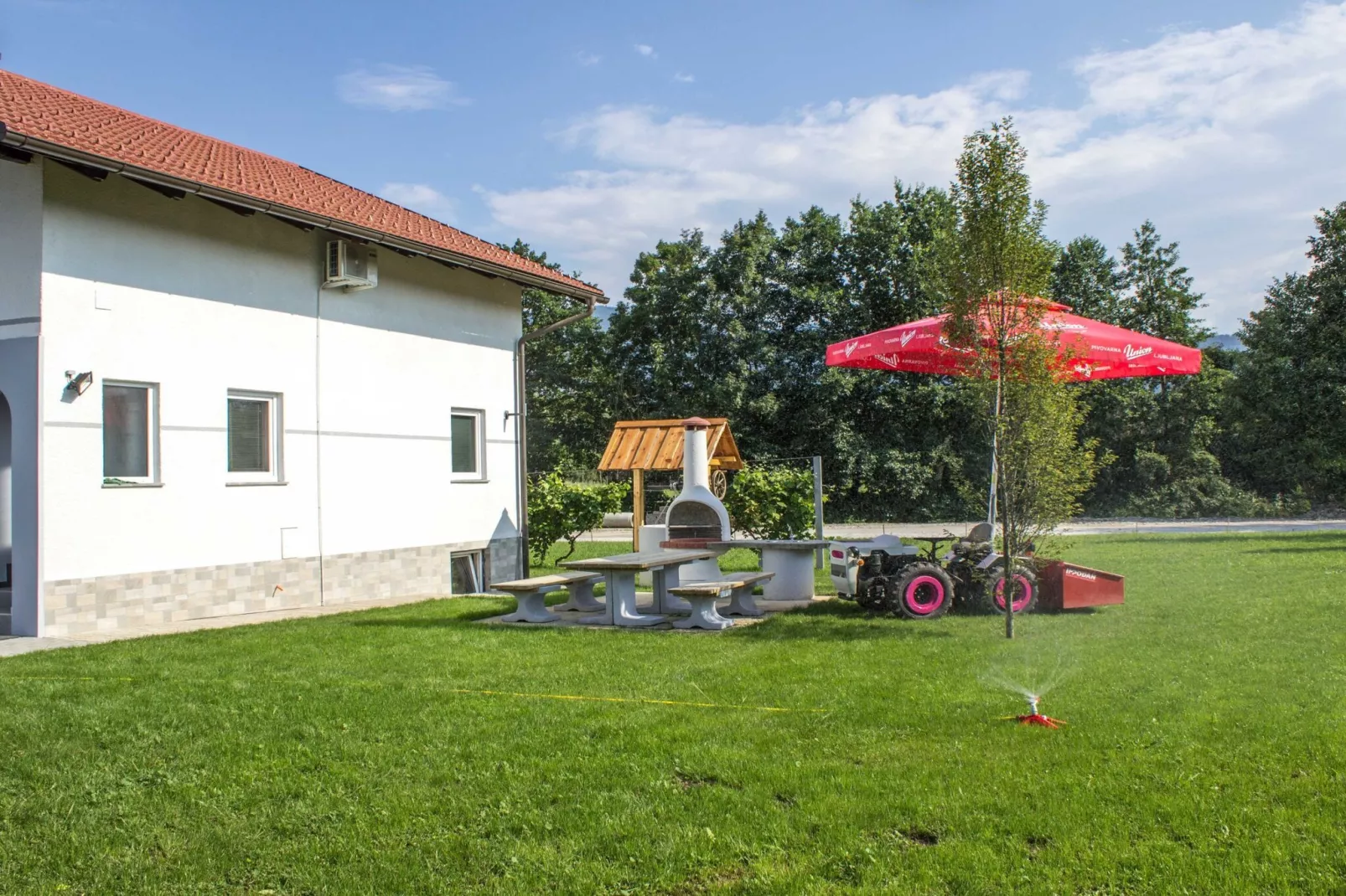 Cozy Holiday Home with Garden, BBQ, and Outdoor Dining Area in Rečica ob Savinji - Two Bedroom Apartment-Buitenlucht