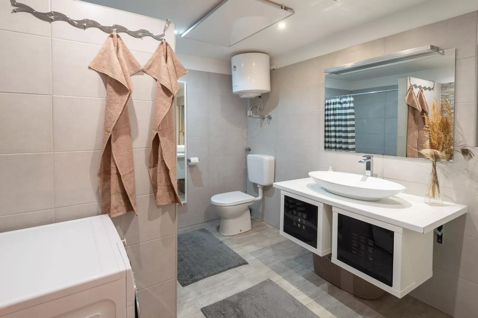 Family-Friendly Serene Retreat Holiday Home - Four Bedroom Holiday Home  with Terrace-Badkamer