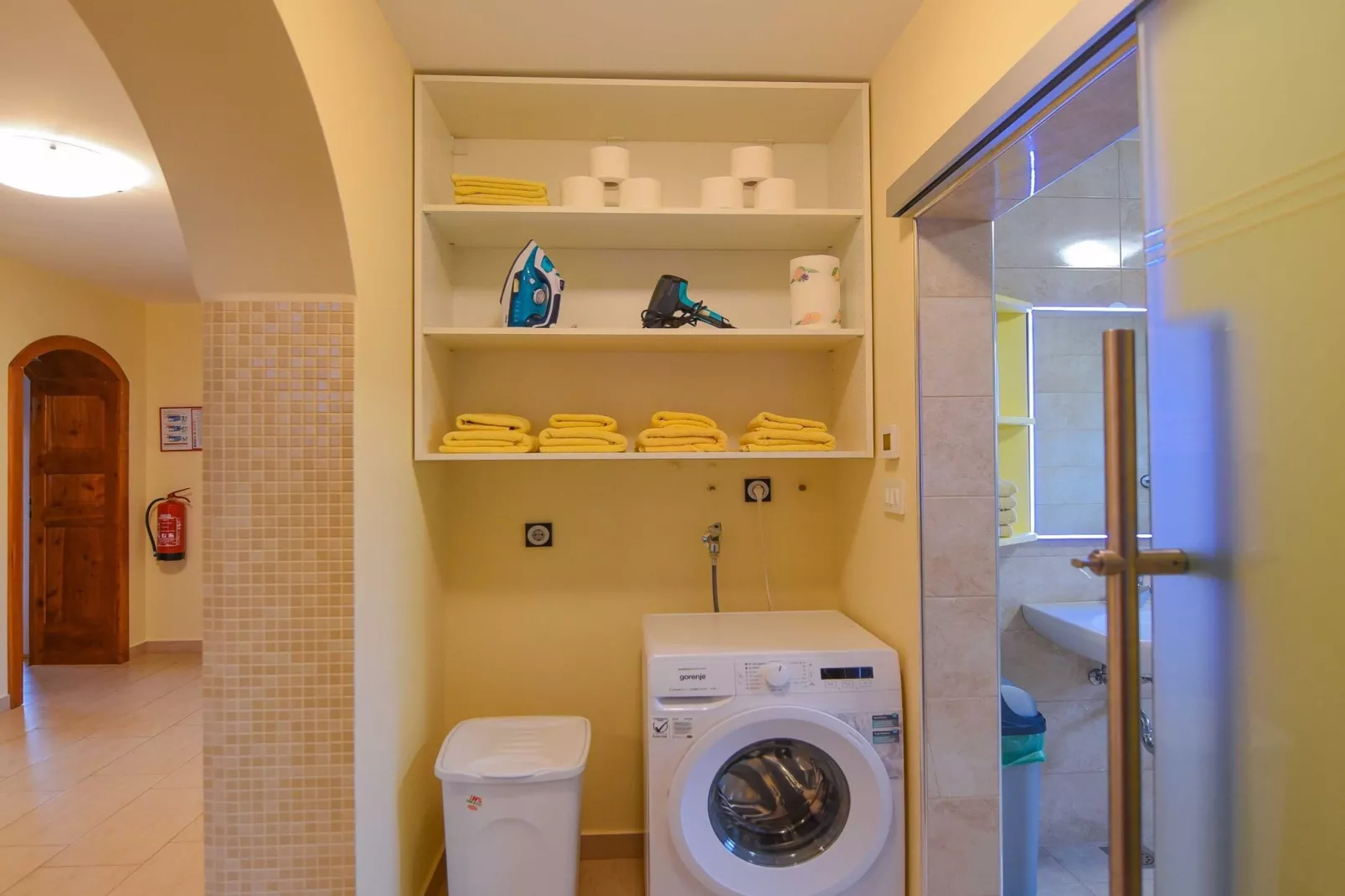 Cozy Luxe Holiday Home with Natural Thermal Bath - Seven Bedroom Holiday Home-Badkamer