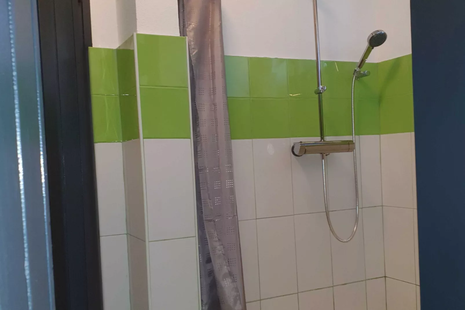 Bright and Sunny Apartment with Terrace - Two Bedroom Apartment with Terrace-Badkamer