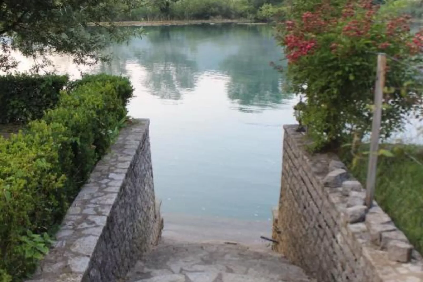 Four bedroom home with river view-Buitenlucht