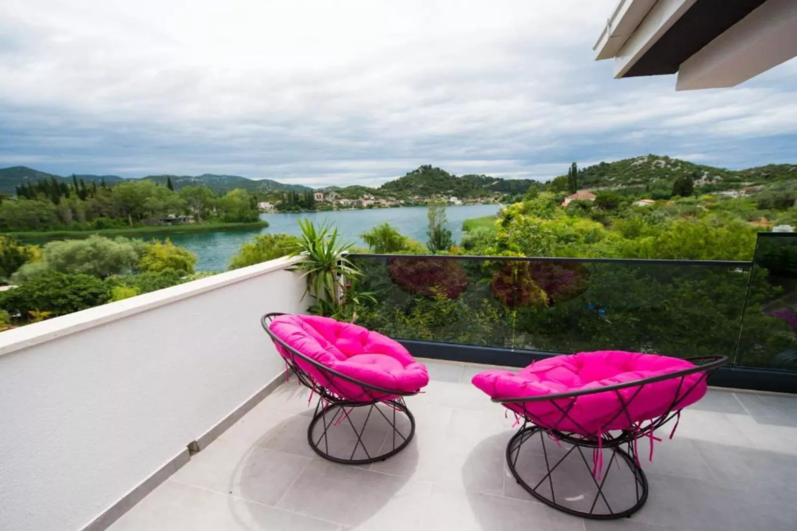 Two-Bedroom Apartment With Lake View-Terras