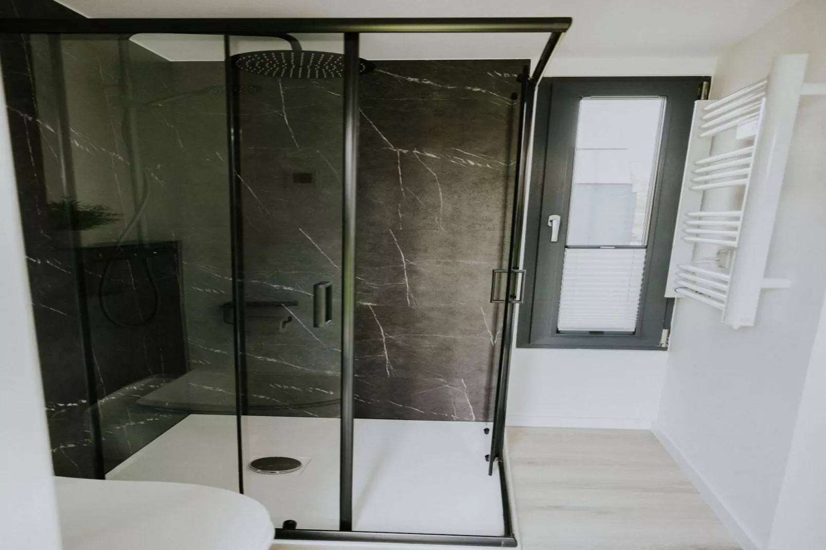 Tiny house XL | 2-4 persoons-Badkamer