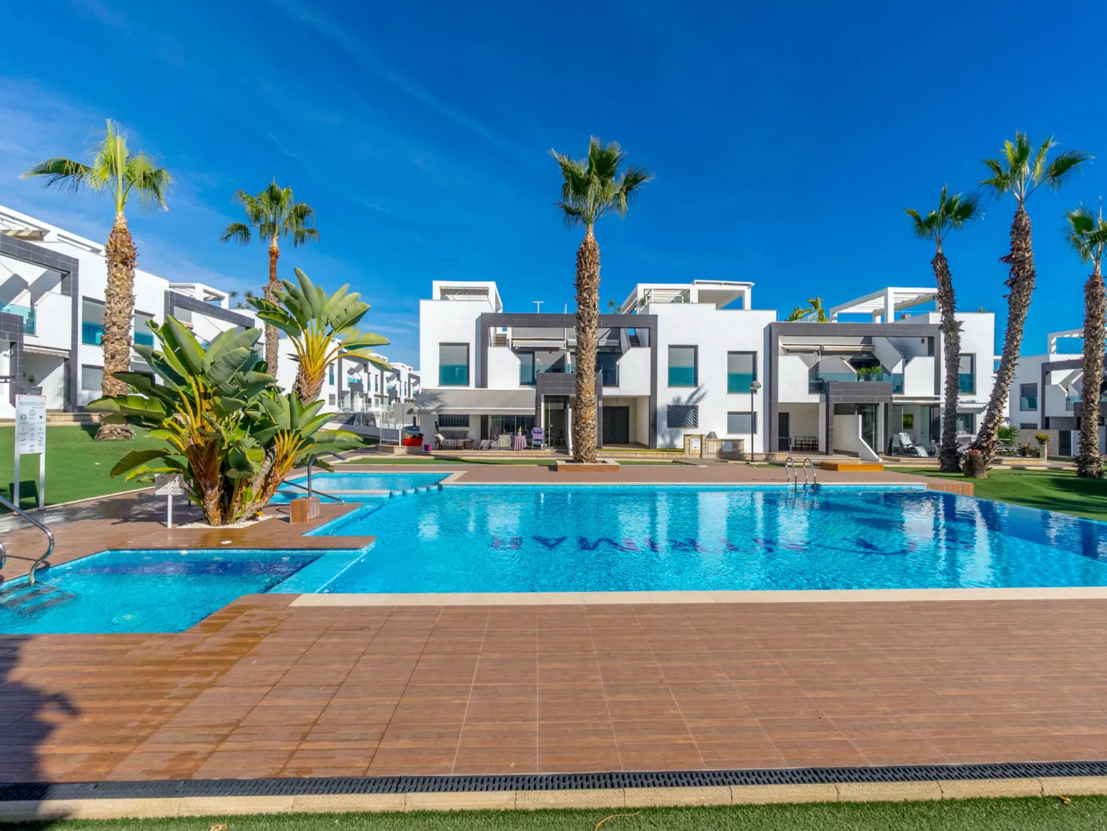 Oasis Beach 1-Buiten