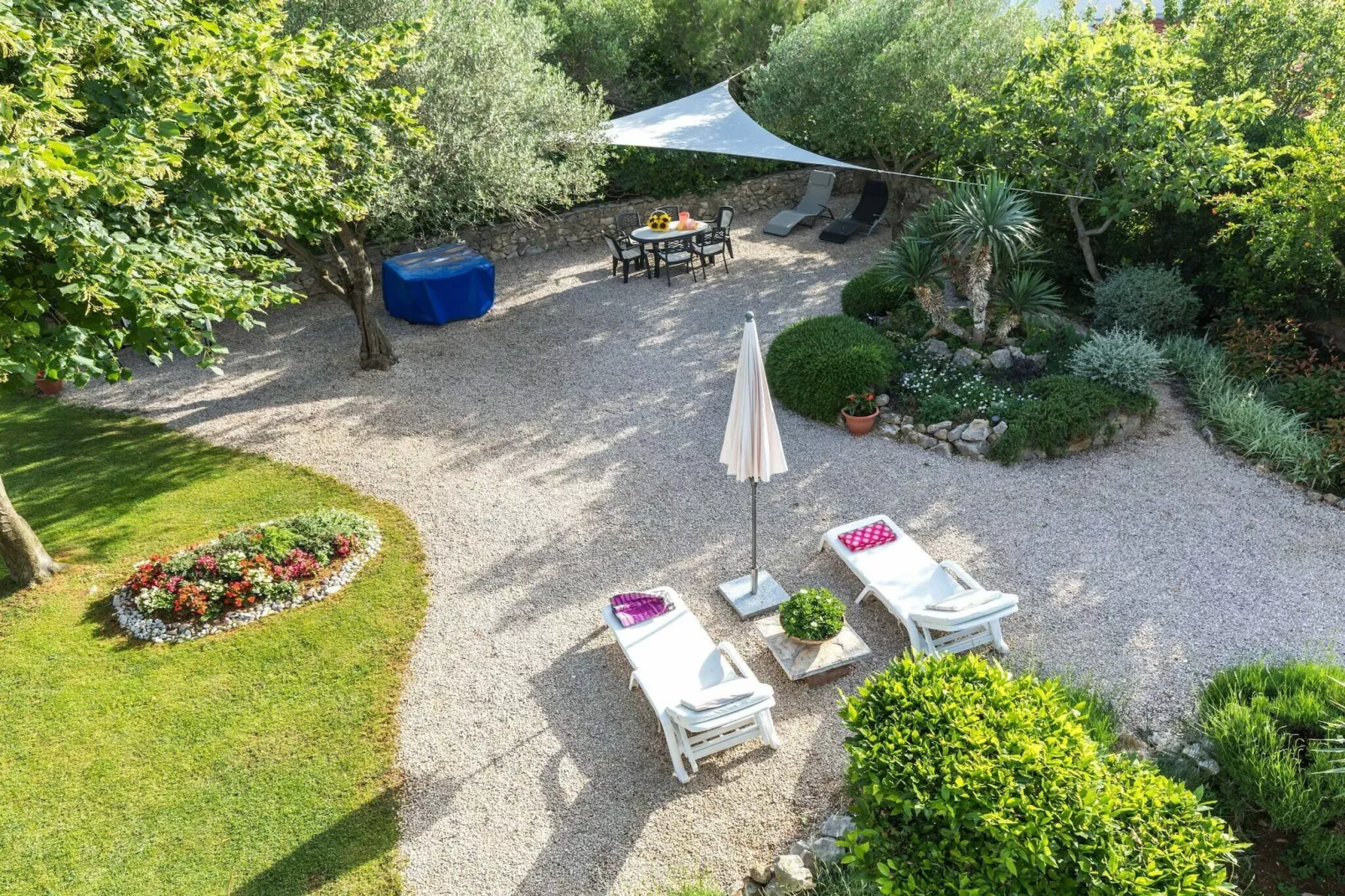 Beach apartment Jadrija-Tuinen zomer