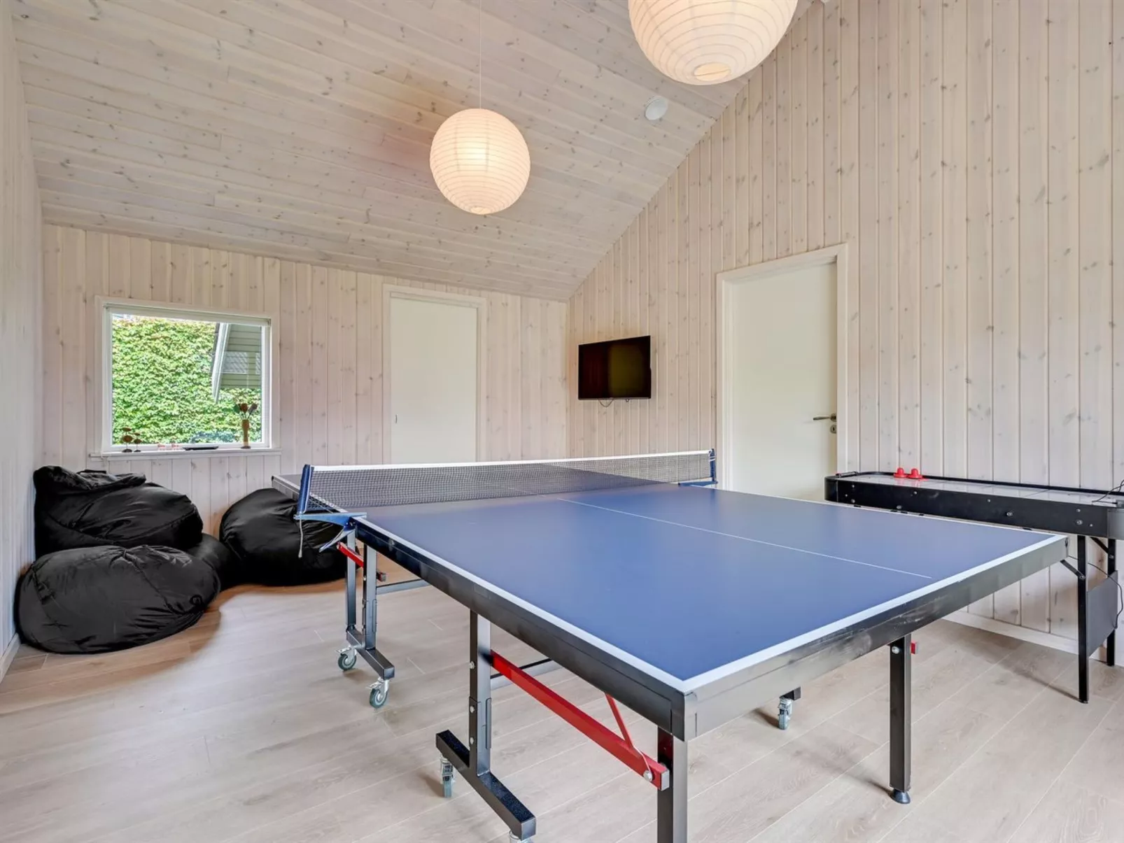 "Regni" - 300m to the fjord-Binnen