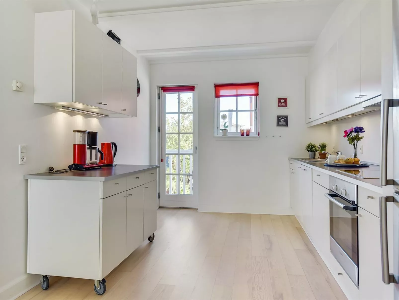 "Joar" - 5m to the fjord-Binnen