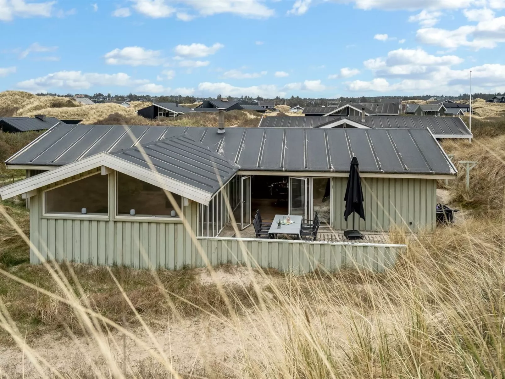 "Erwith" - 50m from the sea-Buiten