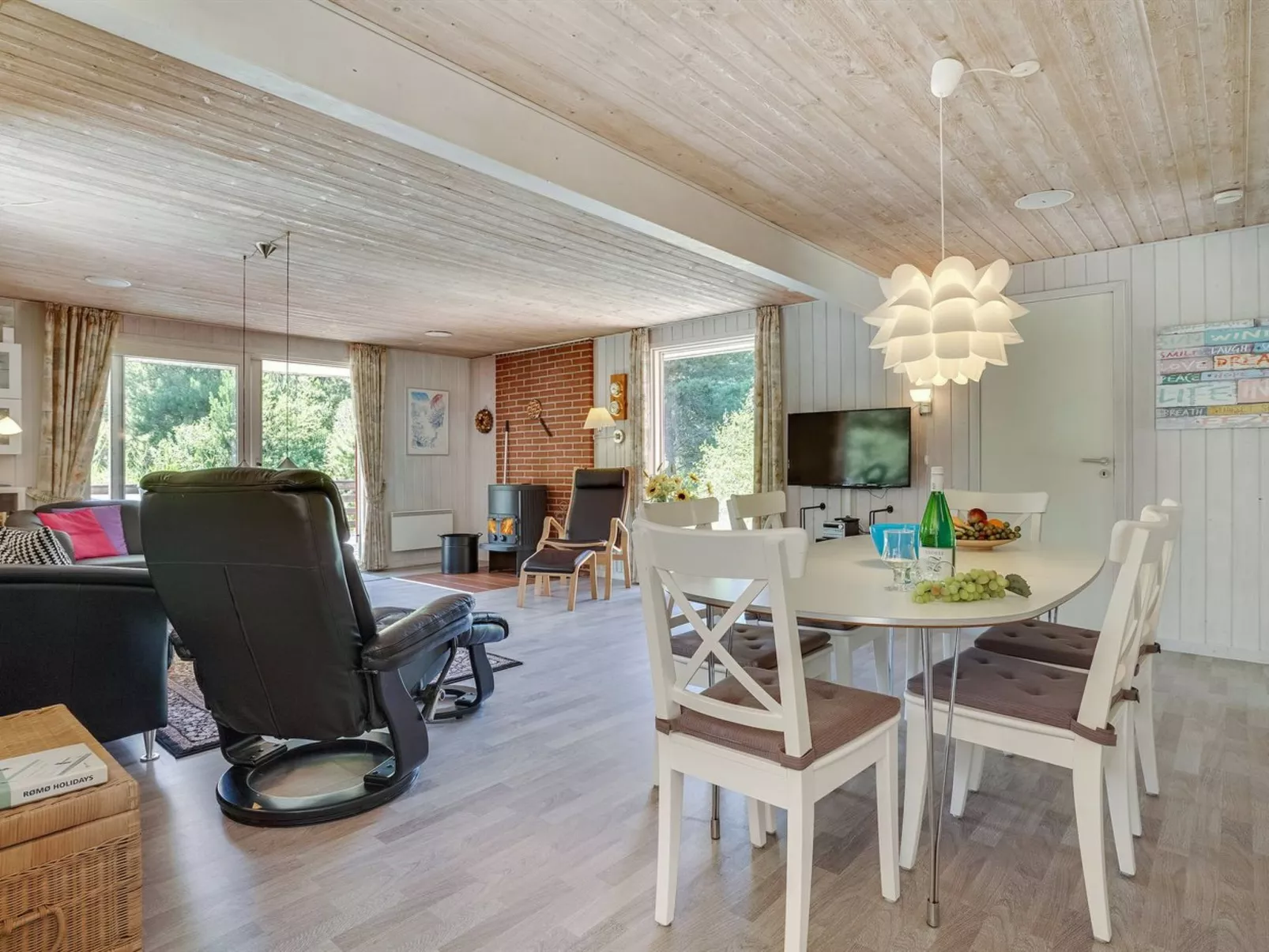 "Reidar" - 1km from the sea-Binnen