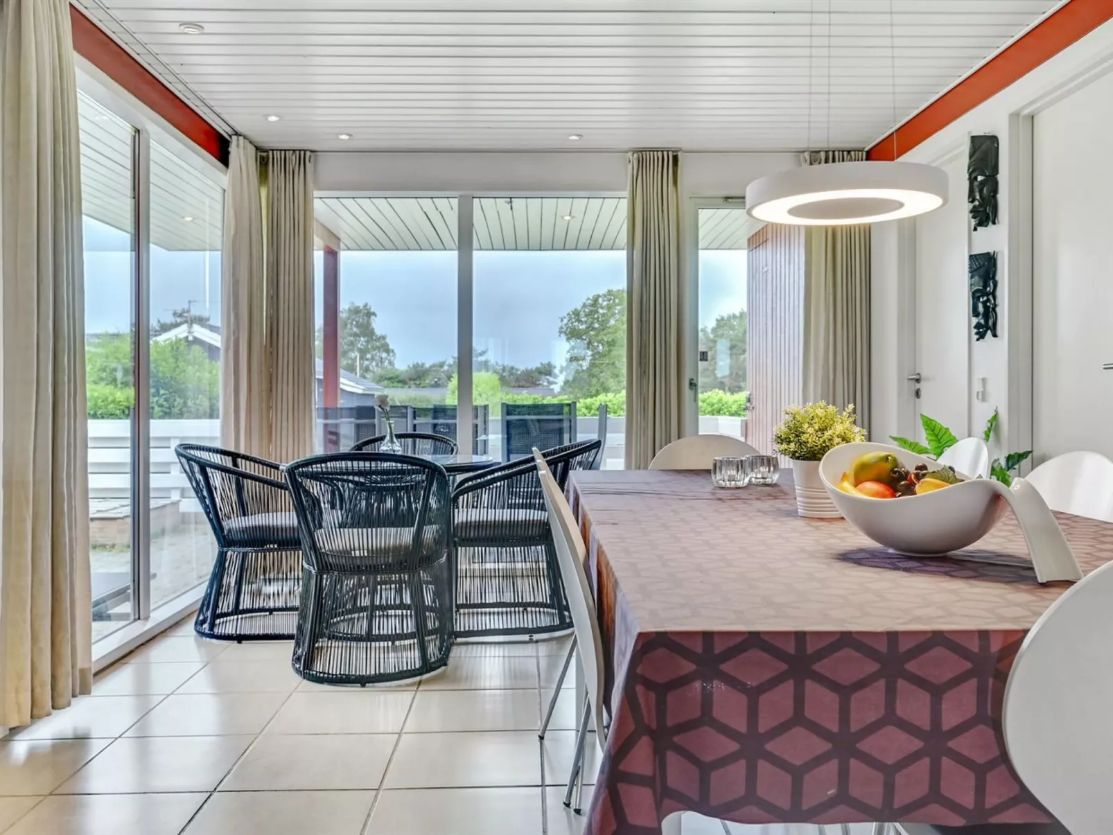 "Emly" - 1.1km from the sea-Binnen