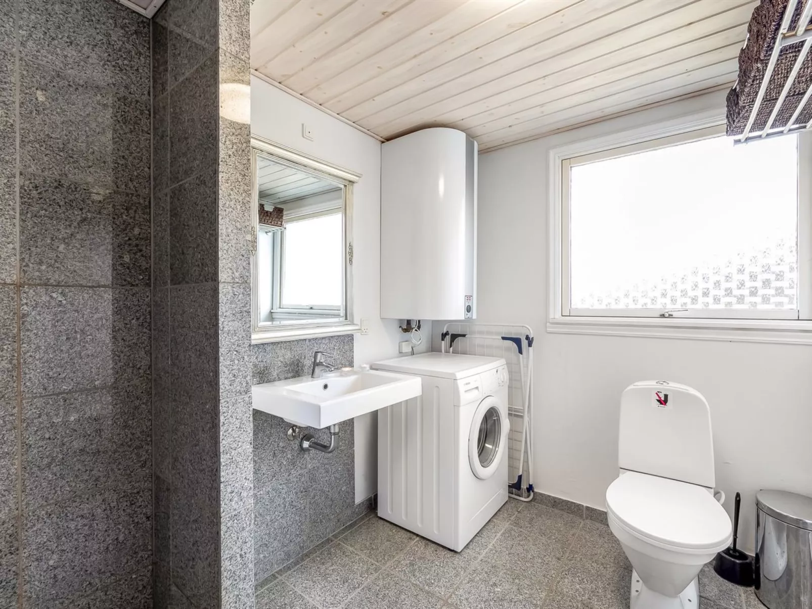 "Heera" - 100m to the fjord-Binnen