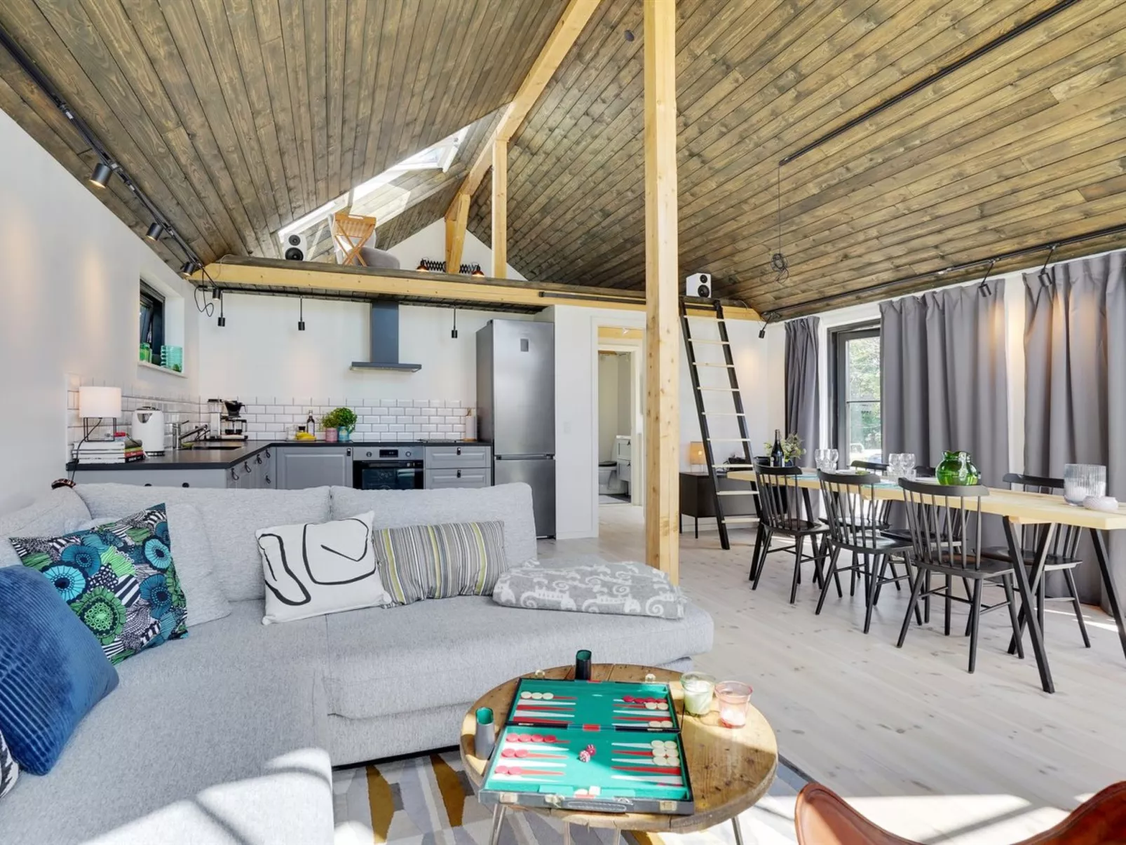 "Henrik" - 100m from the sea-Binnen