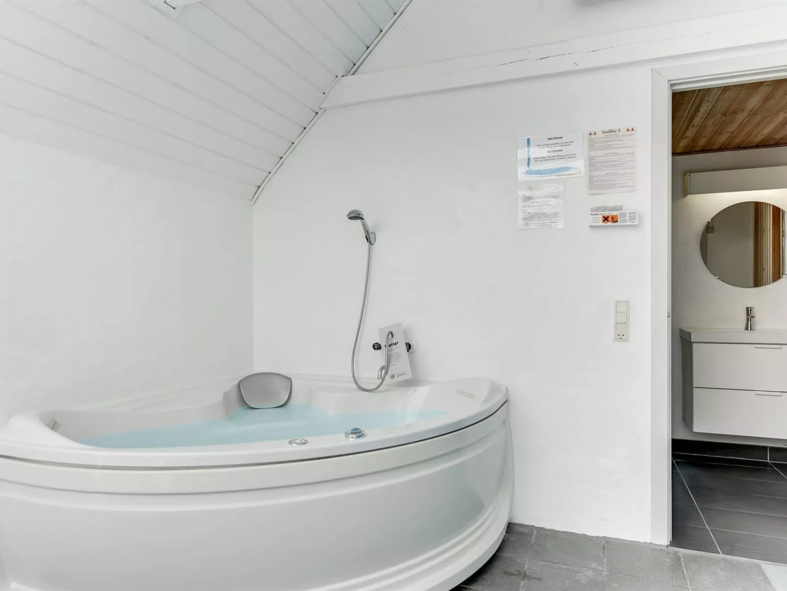 "Laetitita" -  from the sea-Binnen