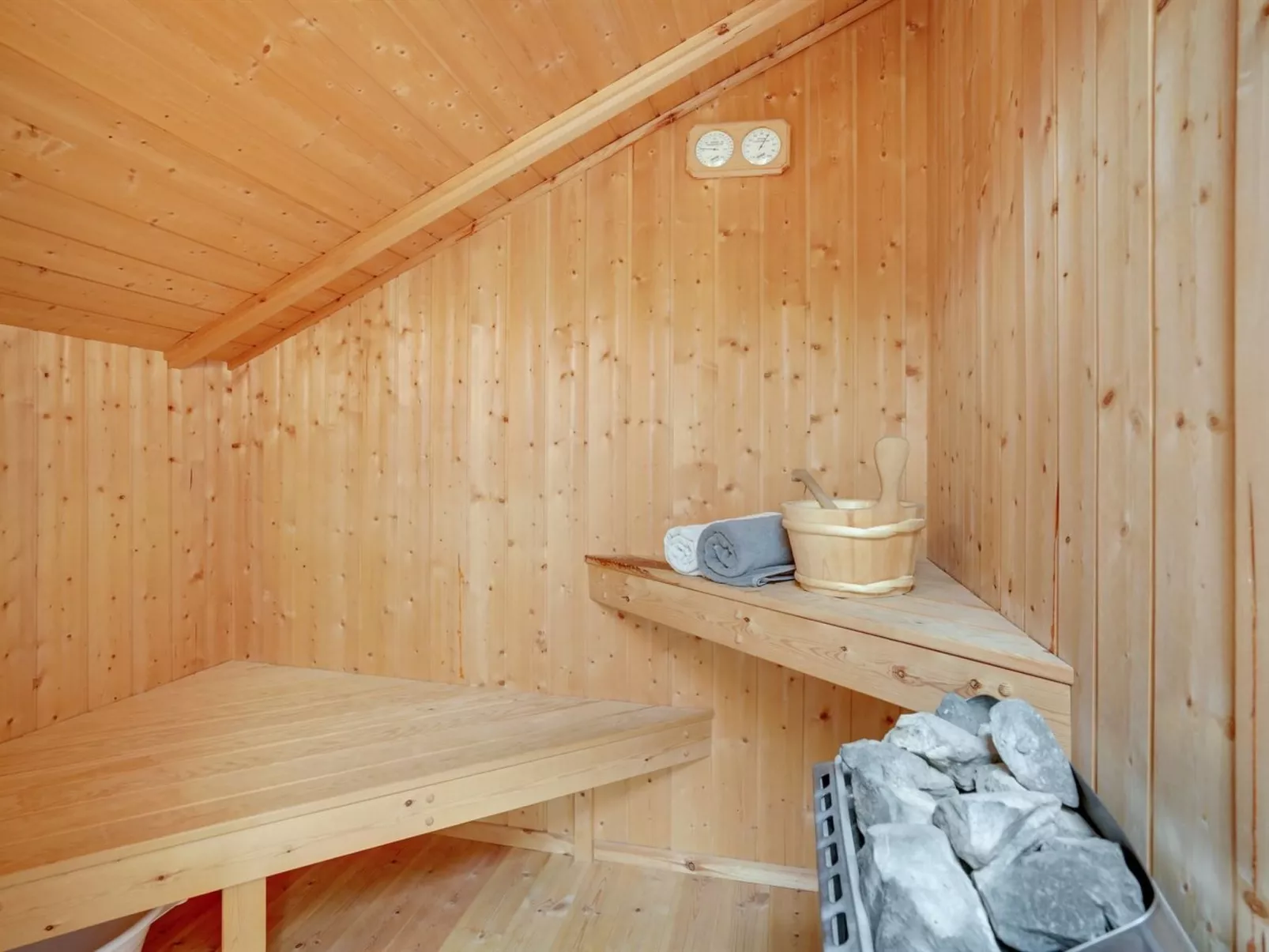 "Ely" - 300m from the sea-Binnen