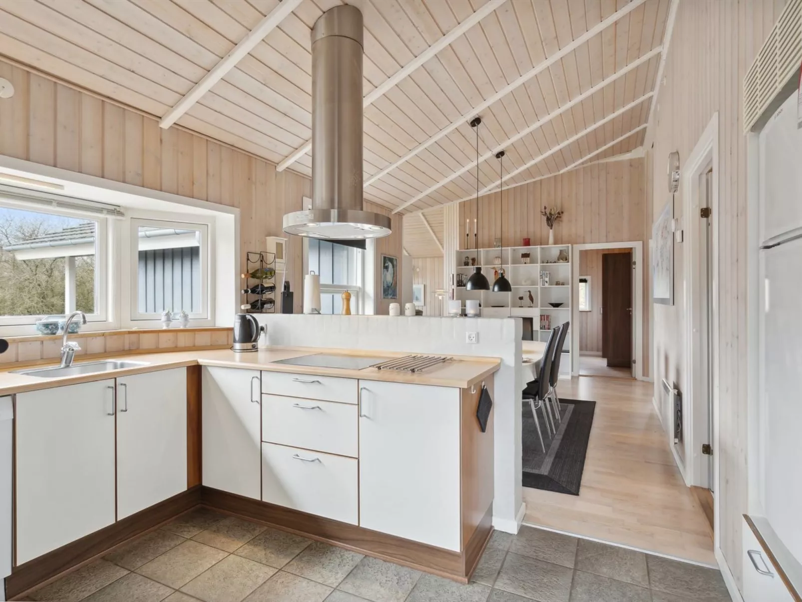 "Elif" - 30km from the sea-Binnen