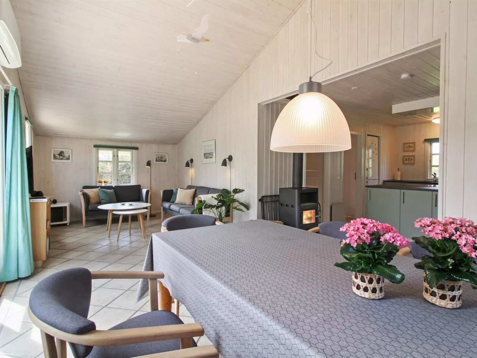 "Hillmari" - 200m from the sea-Binnen