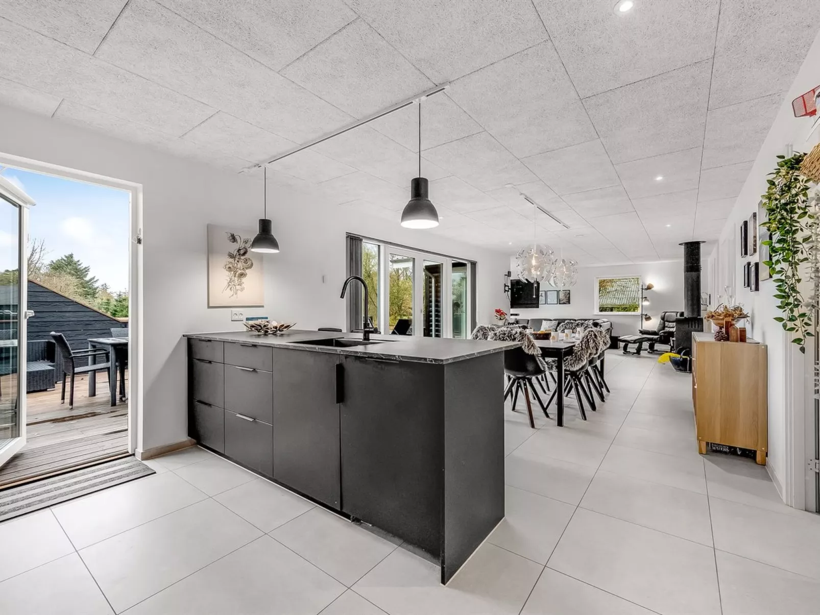 "Elisaveta" - 400m to the fjord-Binnen