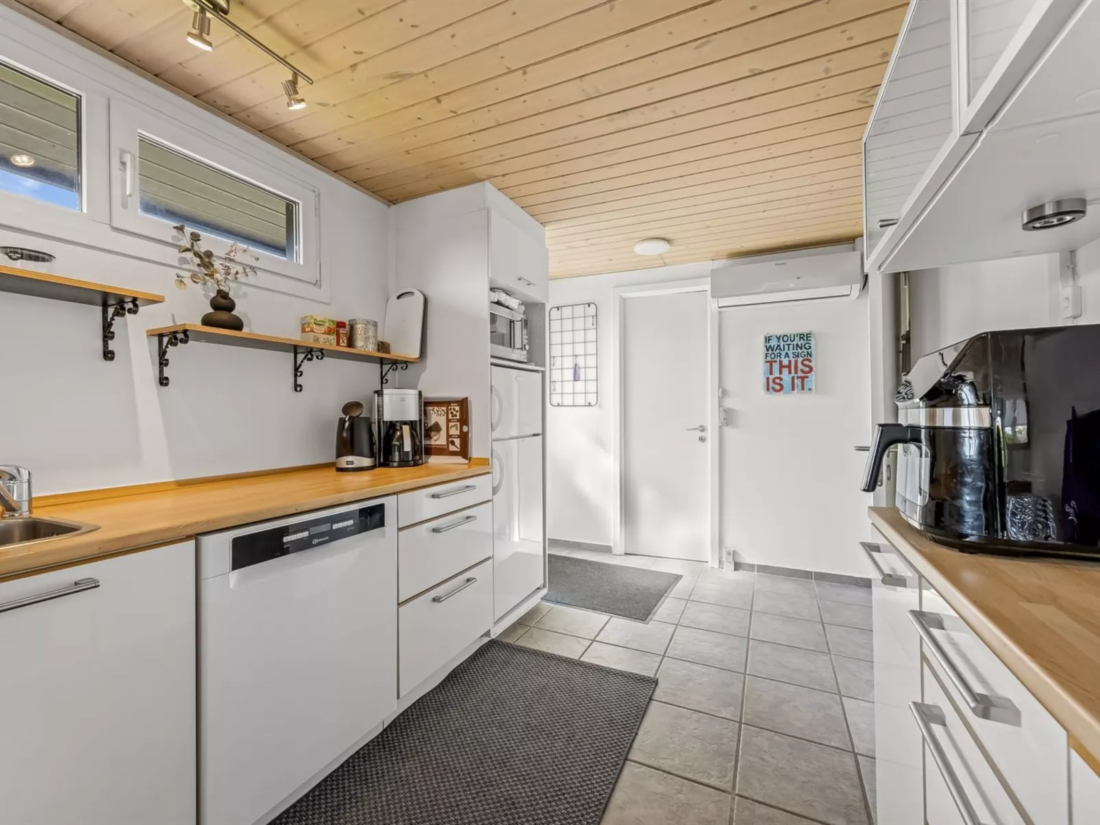 "Erblin" - 400m from the sea-Binnen