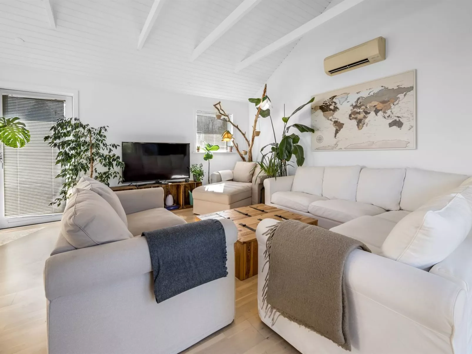 "Hughe" - 1.3km from the sea-Binnen