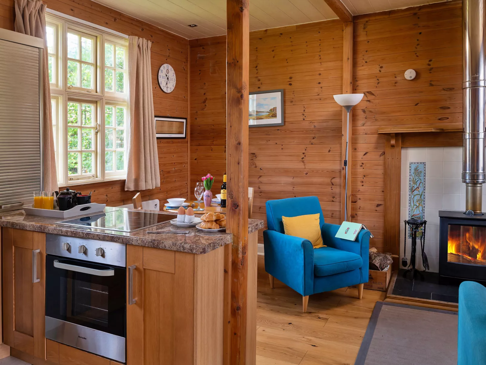 Toll Bridge Cottage-Binnen