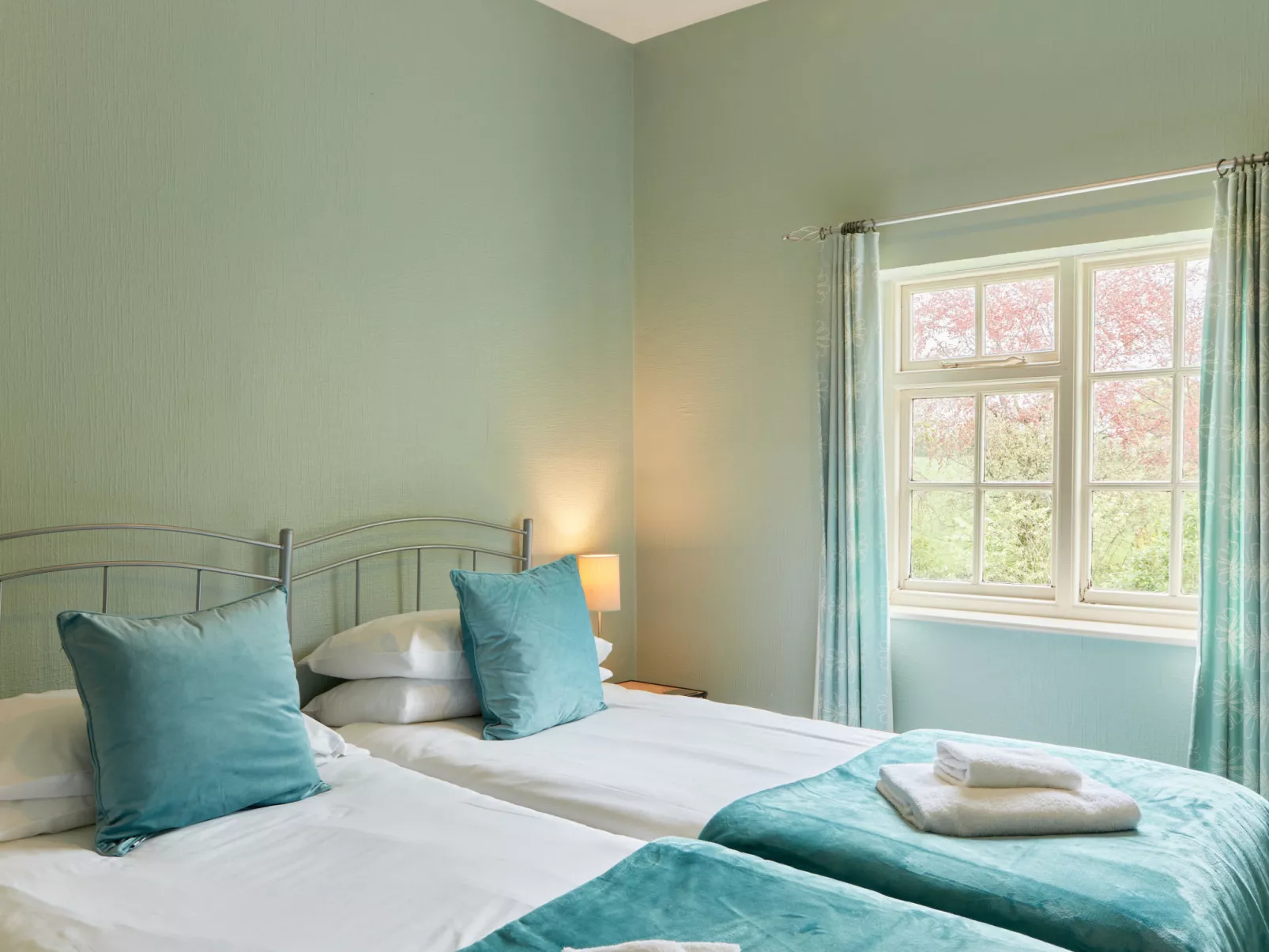 The Farmhouse-Binnen