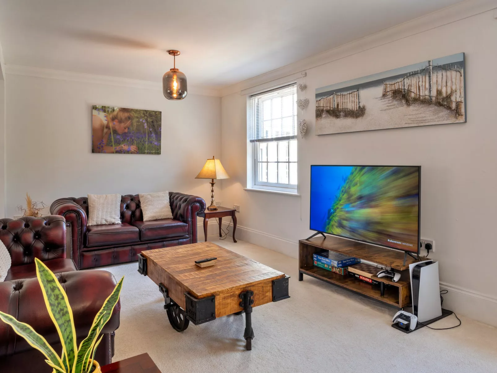 Nicely Tucked Away Cottage-Binnen