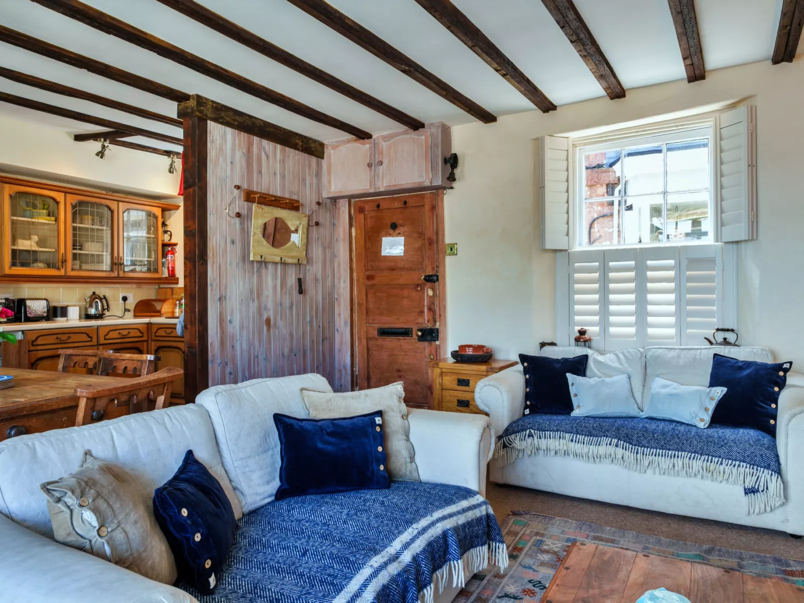 April Cottage-Binnen