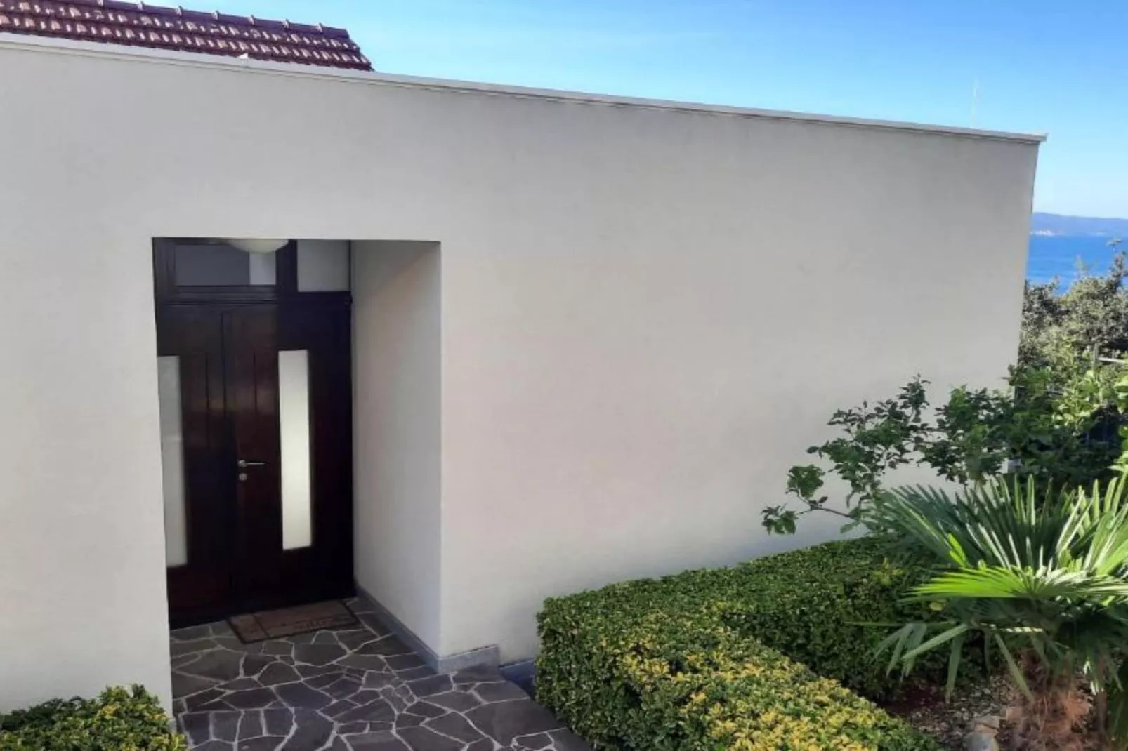 Beachfront Luxury Villa with Private Pool and Stunning Sea Views-Buitenlucht