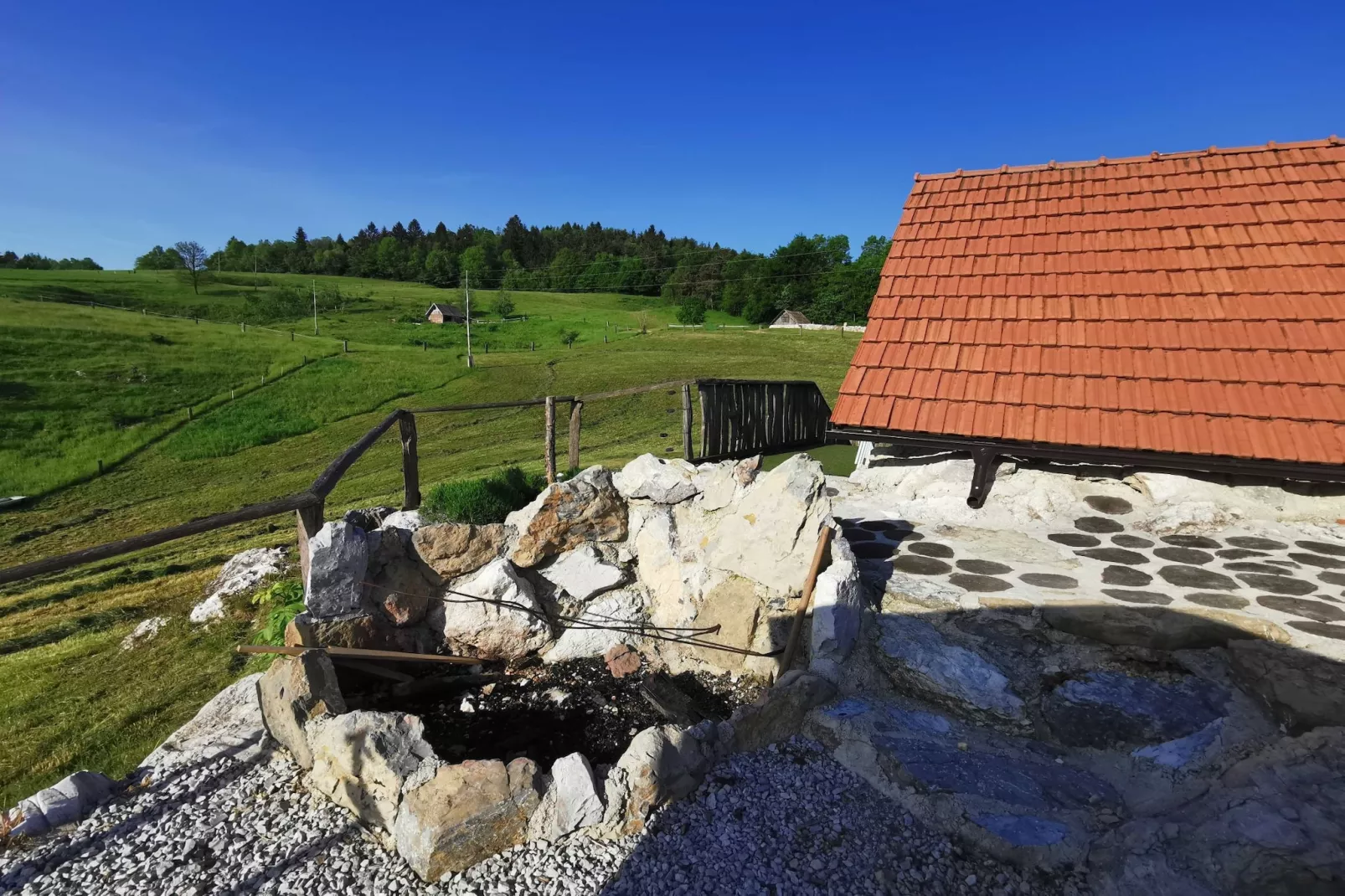 Visnja Gora Meadow Hideaway with Terrace - One Bedroom Cottage with Terrace (owner Hiška na skalci)-Buitenlucht