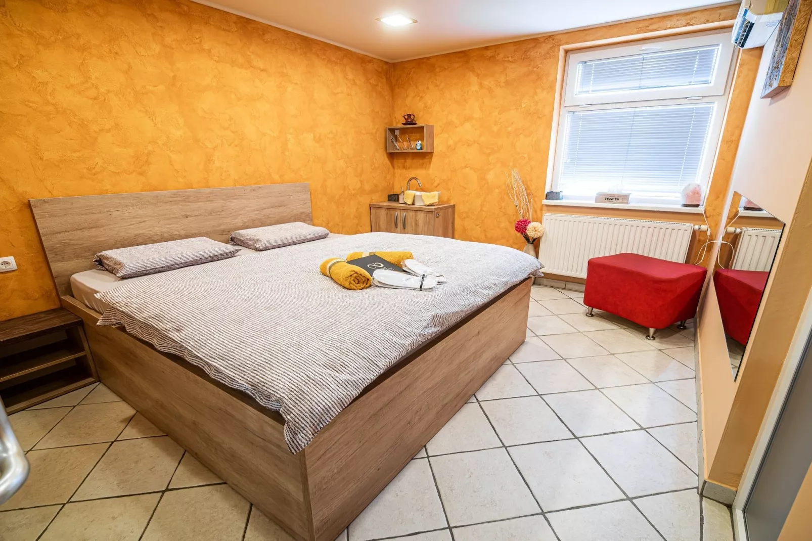 Elegant and Stylish Retreat Apartments with Terrace - Two Bedroom Apartment with Terrace-Slaapkamer