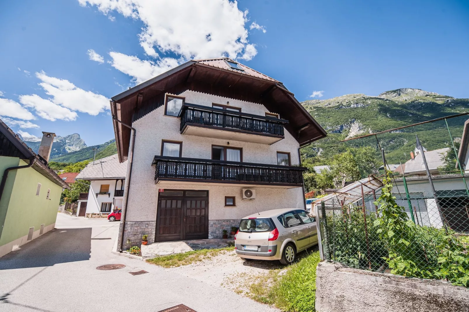 Mountain View Haven Apartments - Two Bedroom Apartment with Balcony-Buitenlucht