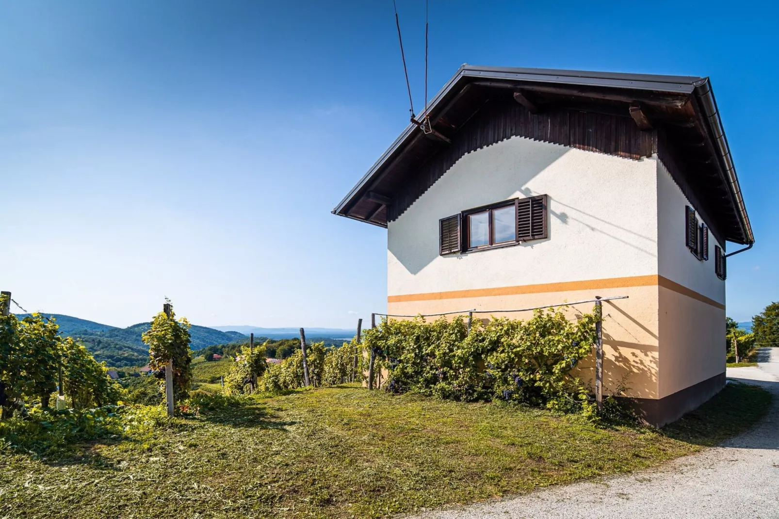Serene Hollow Holiday Home with Mountain View - Two Bedroom Holiday Home with Mountain View-Buitenlucht