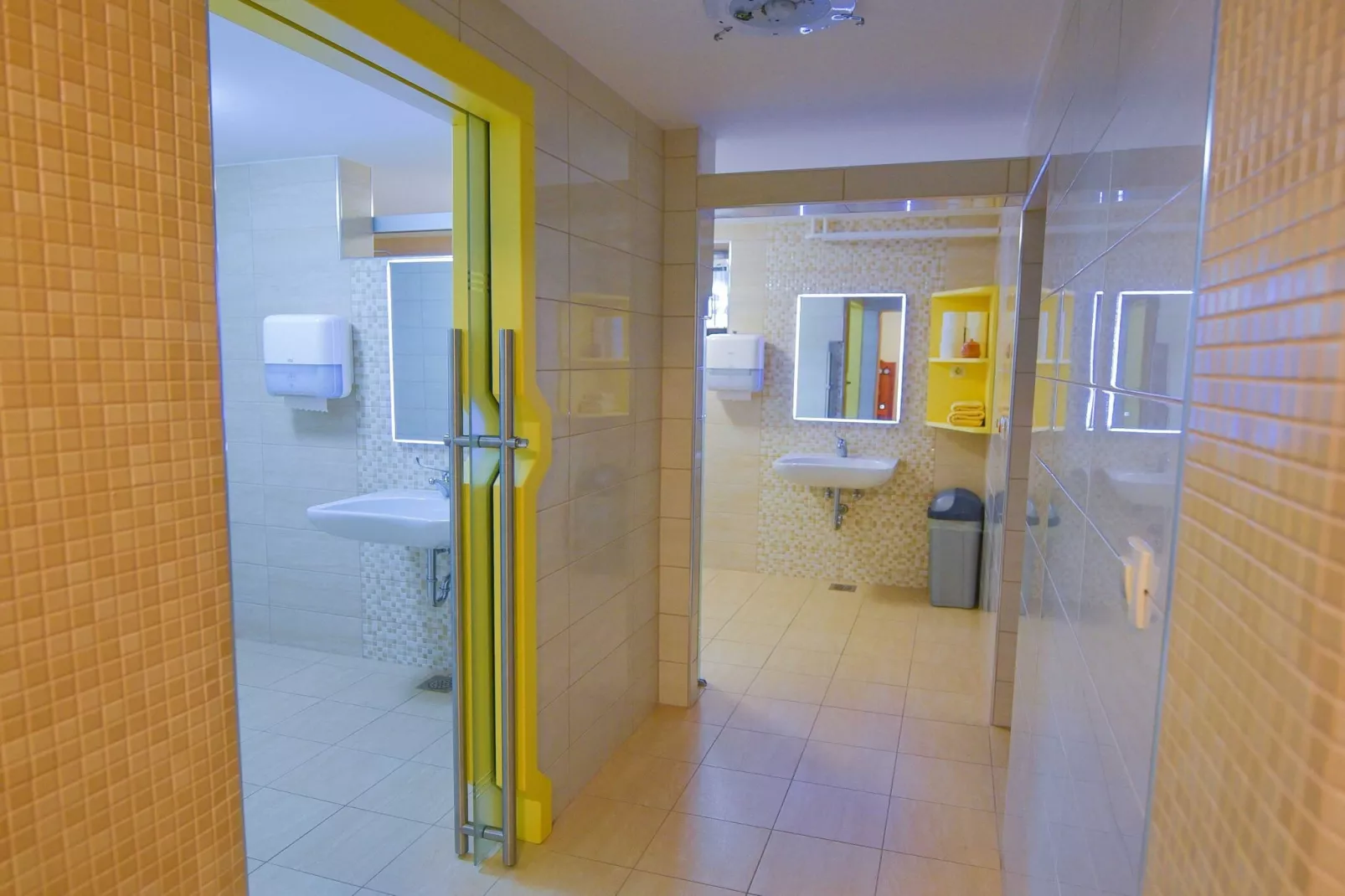 Cozy Luxe Holiday Home with Natural Thermal Bath - Seven Bedroom Holiday Home-Badkamer