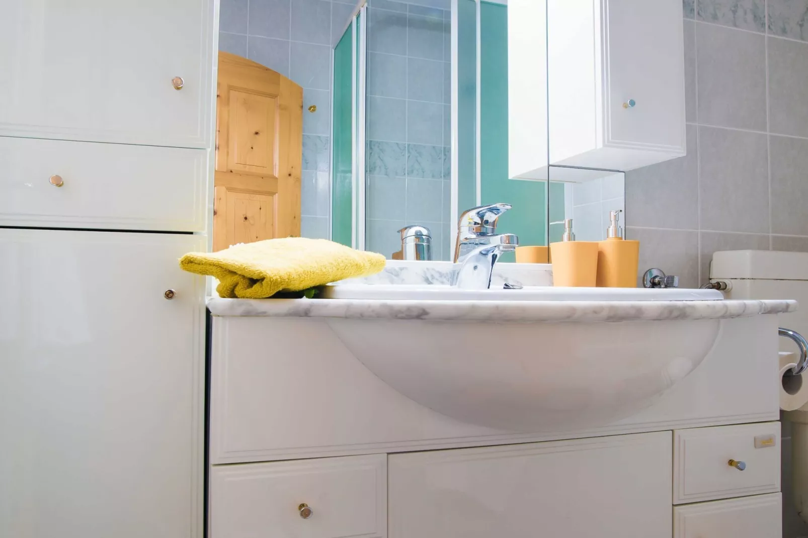 Rustic Authentic Holiday Home with Terrace and Wood Stove - Three Bedroom Holiday Home with Terrace-Badkamer