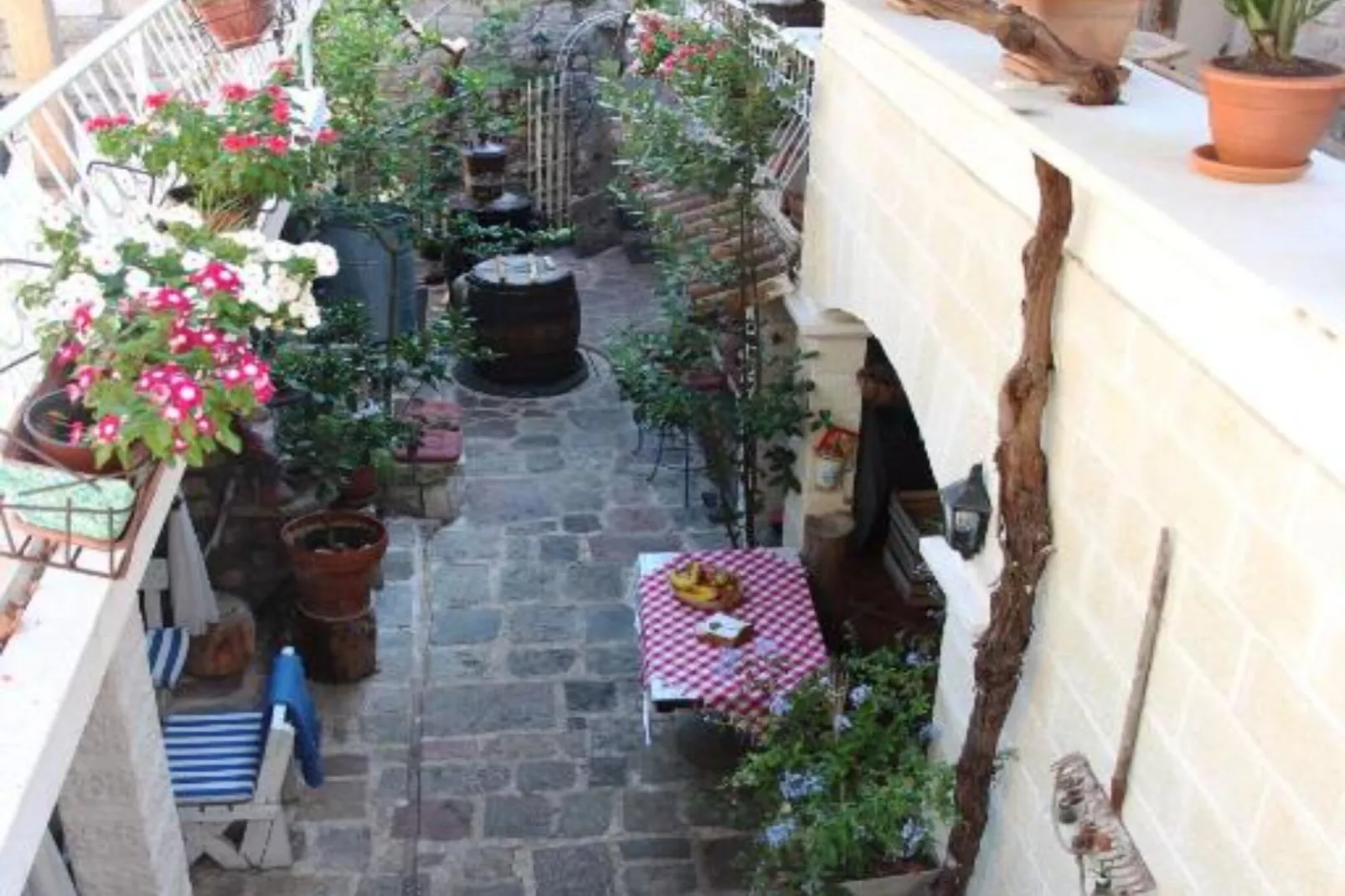 Quaint & Affordable Stay in Budva Traditional Stone House - Family Room 2-Buitenlucht