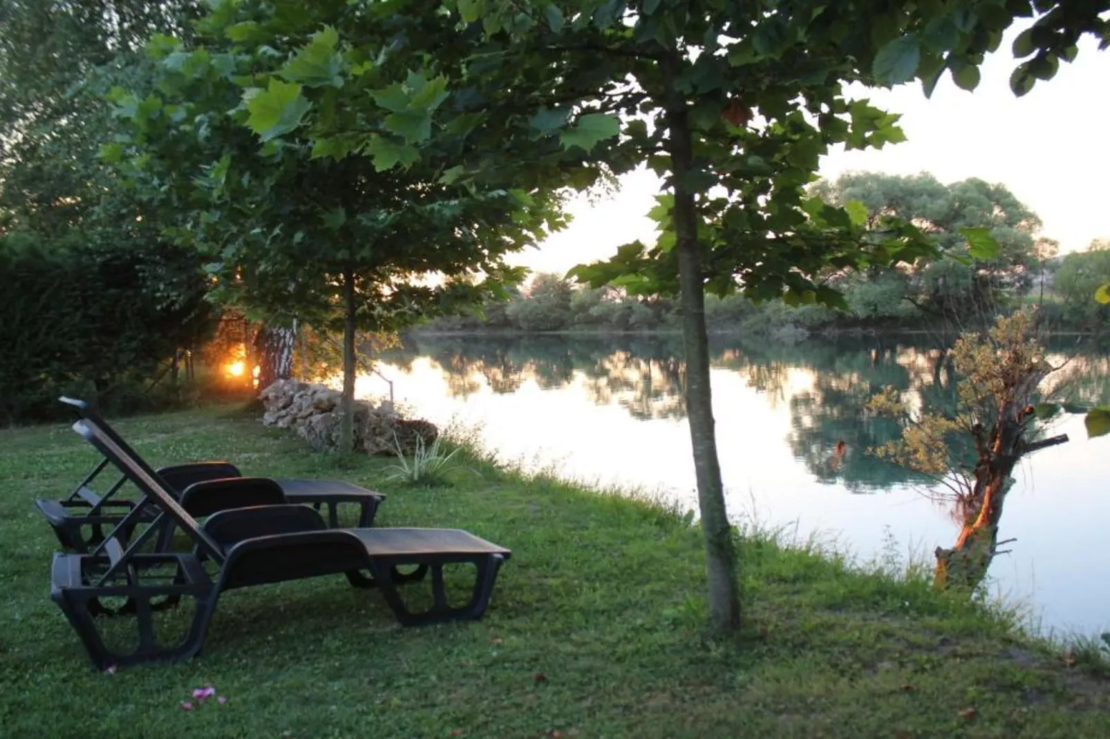 Four bedroom home with river view-Buitenlucht