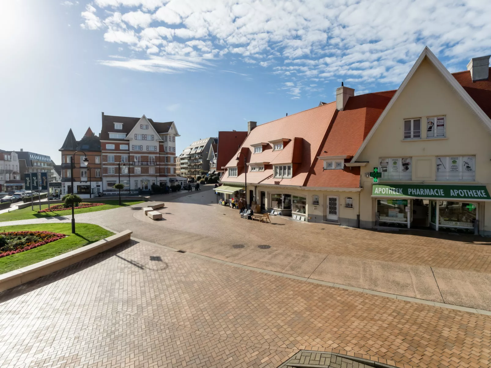 Marie Antoinette close by the sea-Buiten