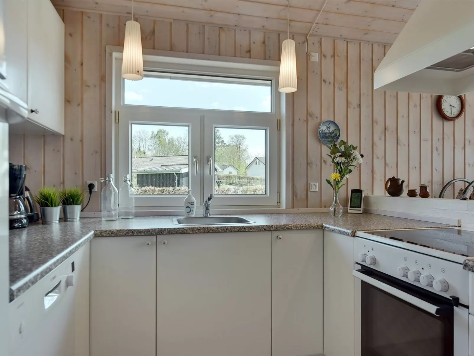 "Enja" - 150m from the sea-Binnen