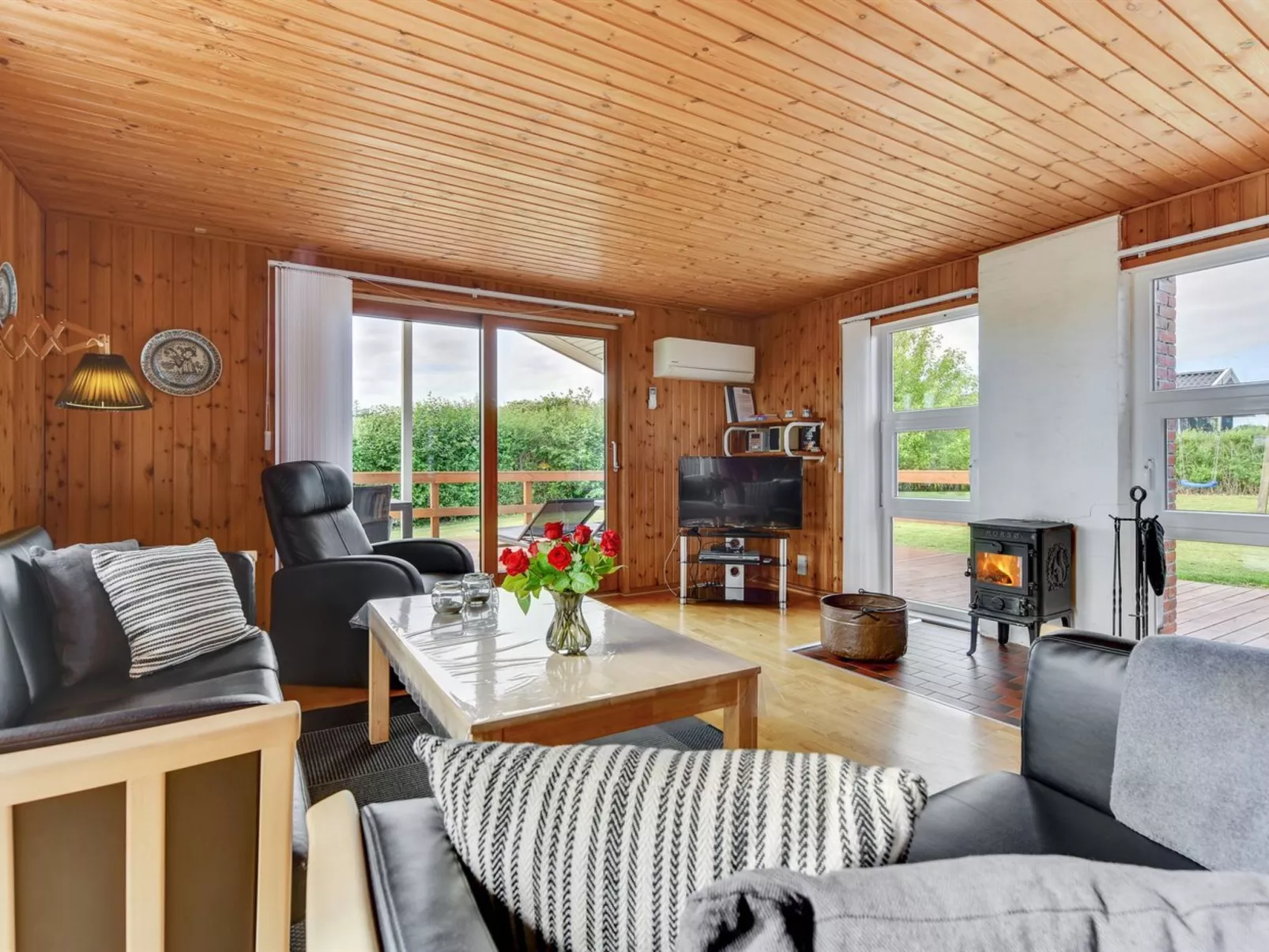 "Ellyn" - 500m from the sea-Binnen