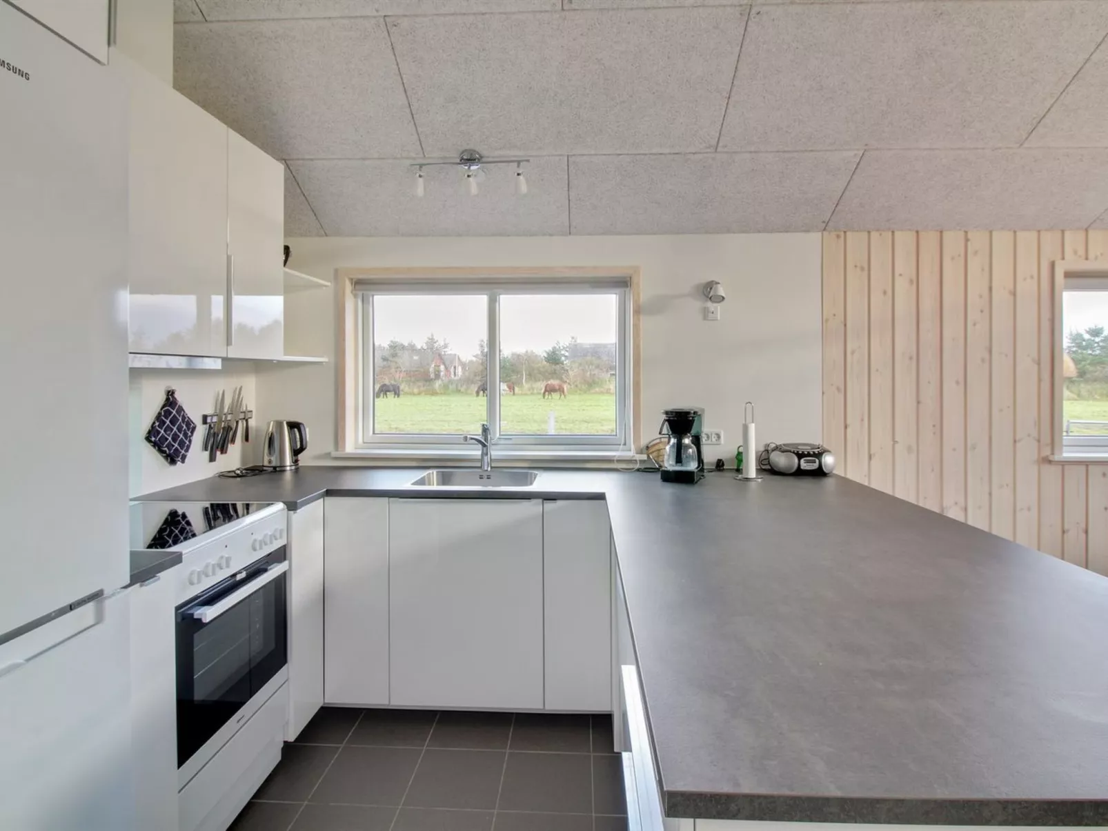 "Ethel" - 1.5km to the fjord-Binnen