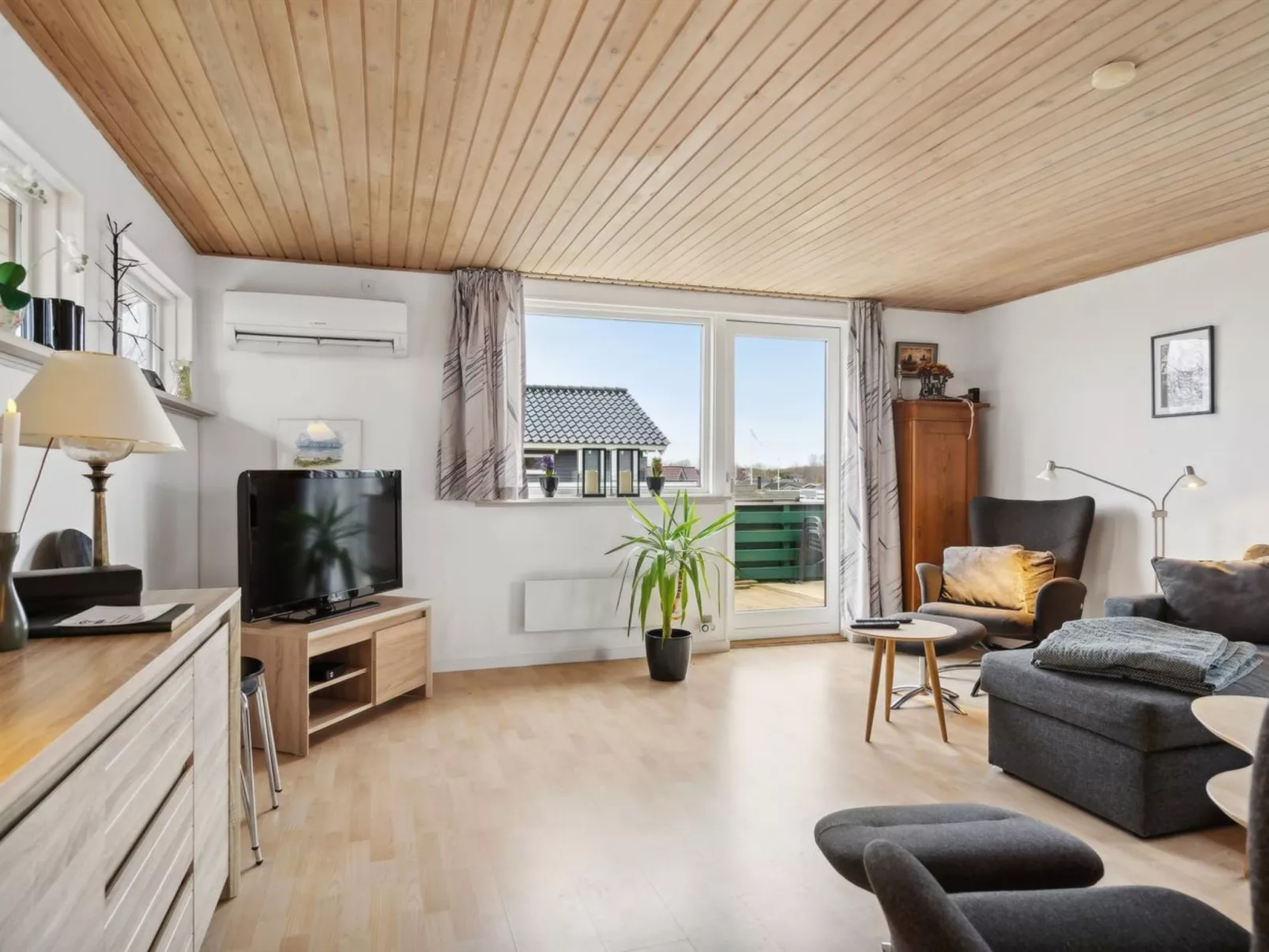 "Eldar" - 5m from the sea-Binnen