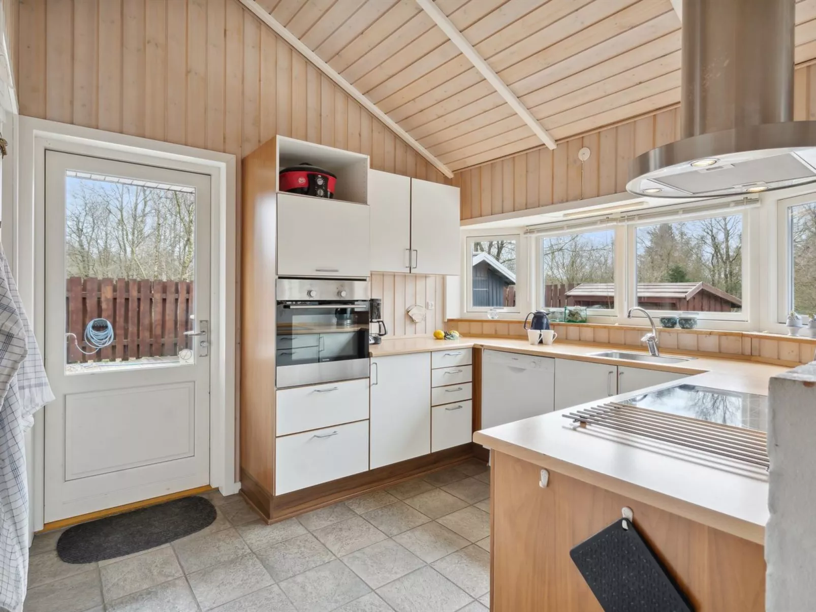 "Elif" - 30km from the sea-Binnen