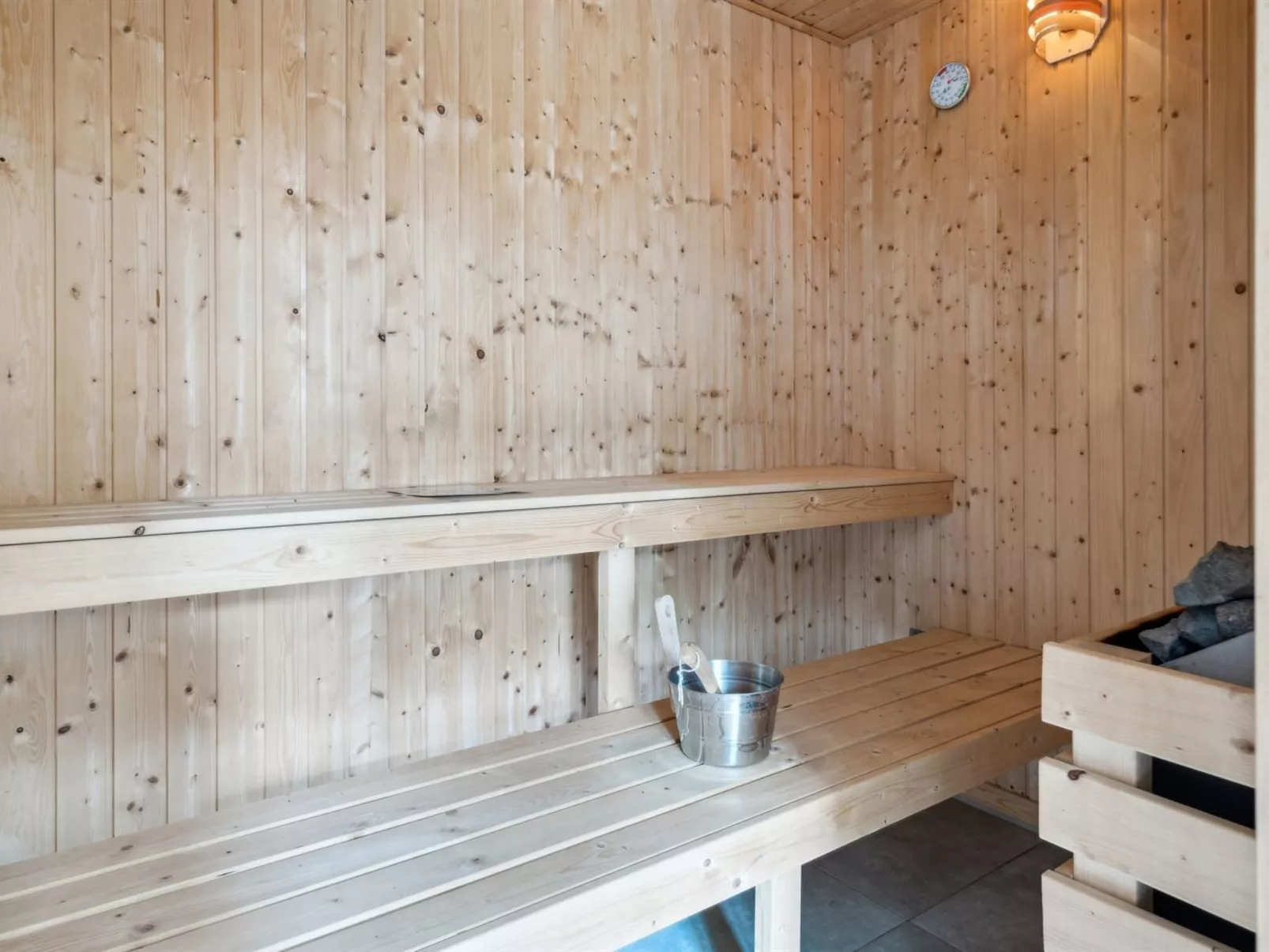 "Jalina" - 200m from the sea-Binnen