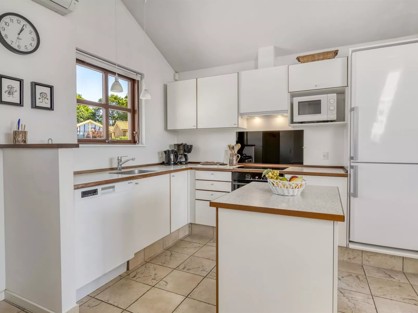 "Era" - 100m from the sea-Binnen