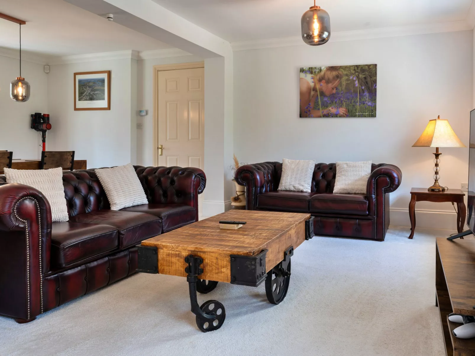 Nicely Tucked Away Cottage-Binnen