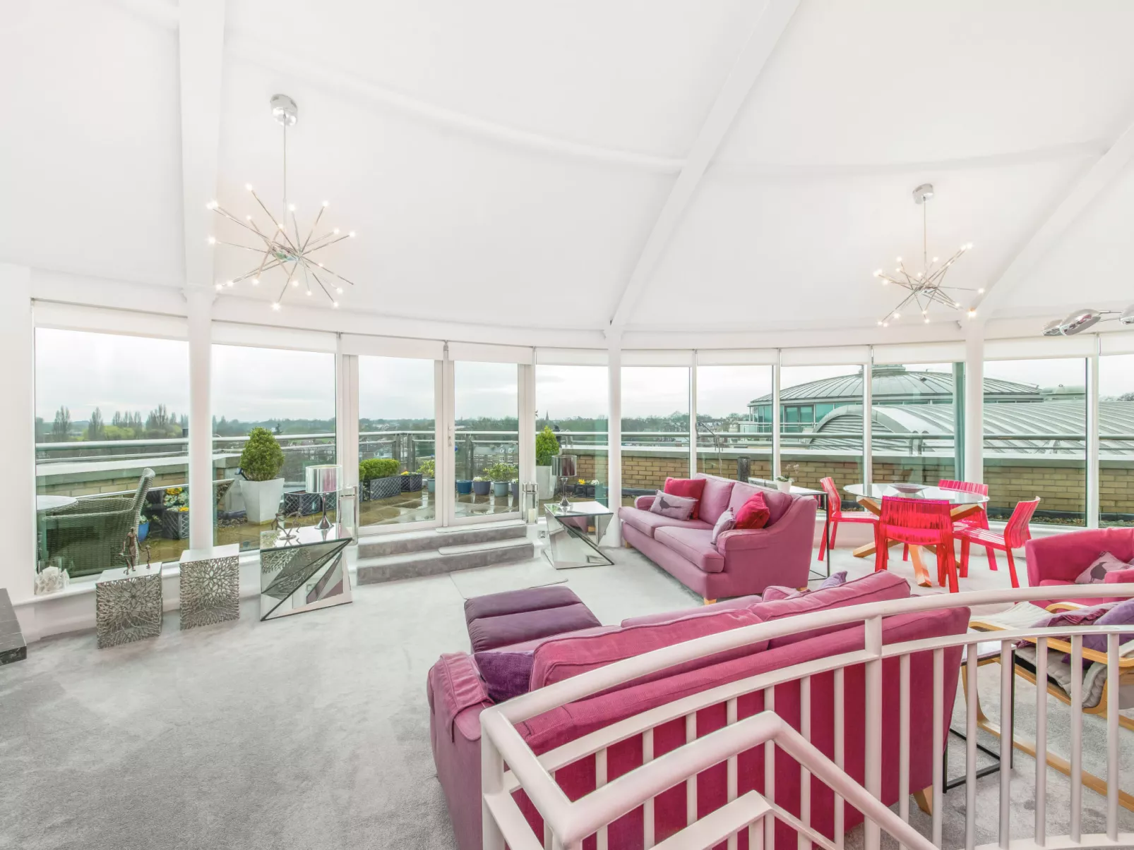 The Penthouse at 611 Westgate-Binnen