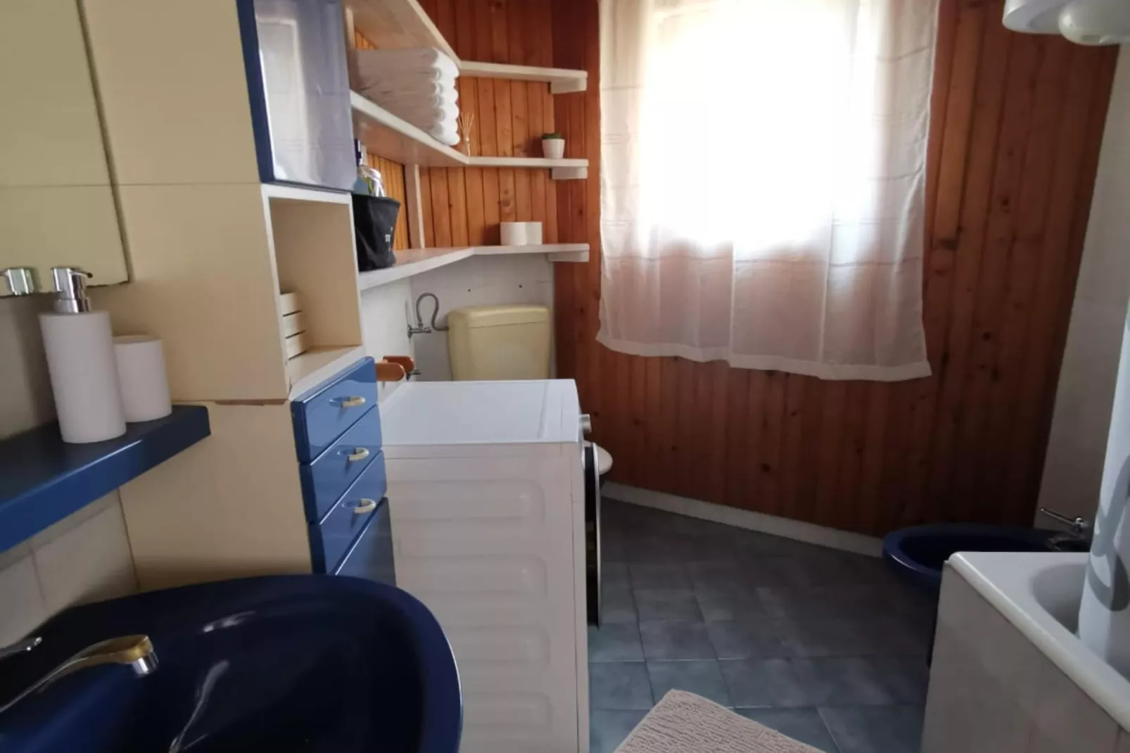 Three Bedroom Apartment with Terrace and  Sea View-Badkamer