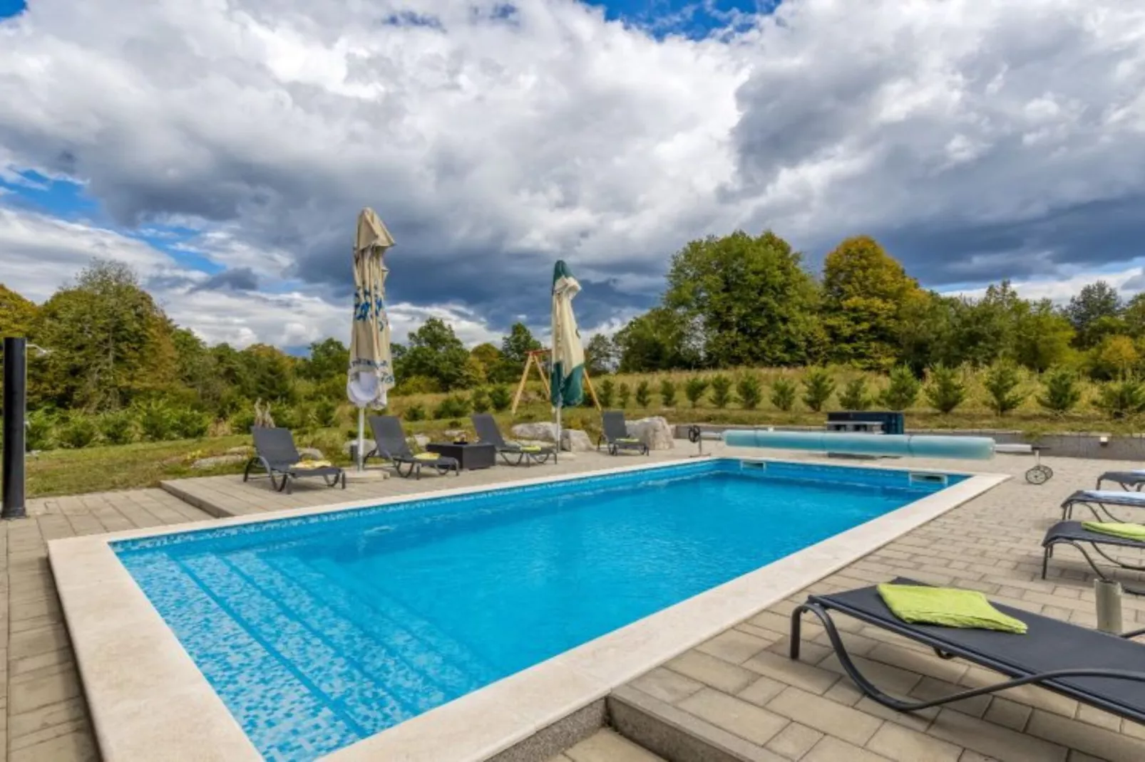 Four Bedroom Holiday House Mali Raj with Pool-Zwembad