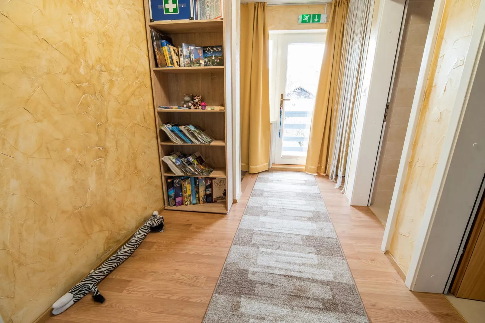 Quiet and Sunny Apartment with Balcony - Two Bedroom Apartment with Balcony-Binnen